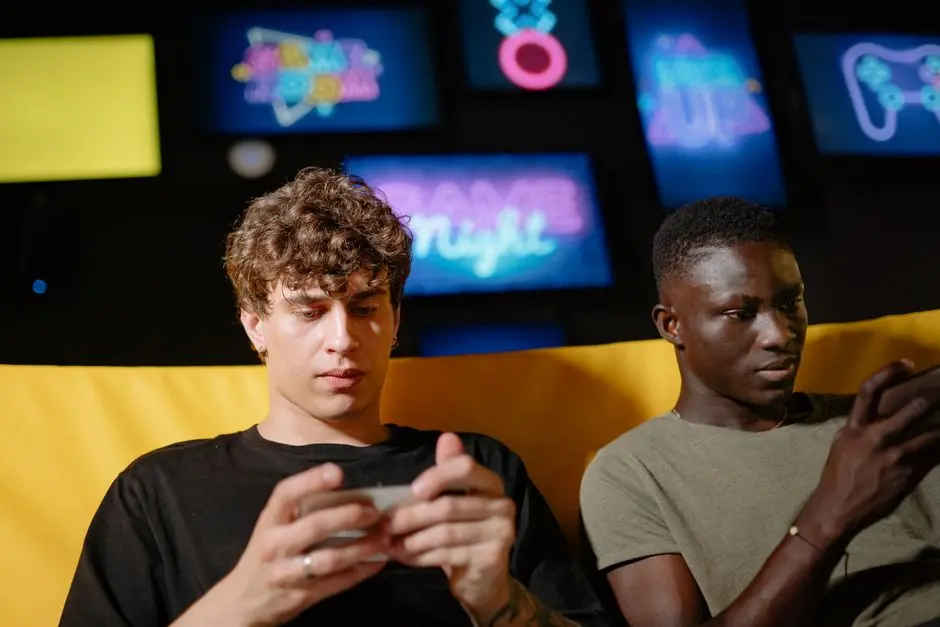Gamer asyik main game ringan di ponsel di kafe